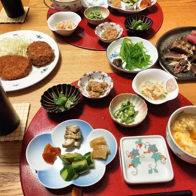 かつおのたたきとぶりのお刺身、コロッケとメンチ、小鉢8品と黒はんぺんとたまごのスープで晩酌