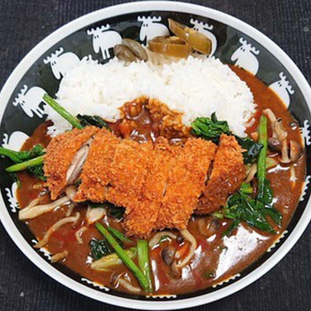 よこすか海軍カレーで、チキンカツカレー