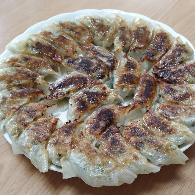 まずは餃子