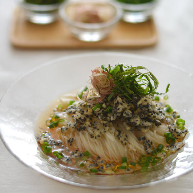 あげ玉を変えてみる！【黒ごまあげ玉の冷やしそうめん】献立。