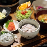 【ご飯を炊いた朝のお楽しみ　～　柴漬け納豆とジャコチャージと、ついでに納豆薬膳と。】