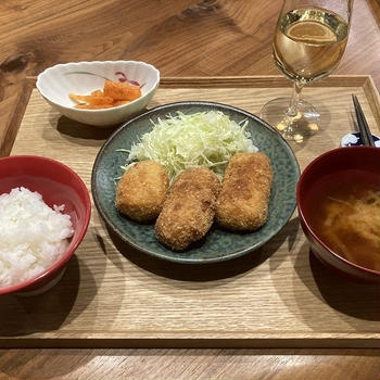 【献立】コロッケ、人参のガリバタ、大根のお味噌汁、ワイン