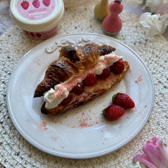 KALDIの春を呼ぶいちごホイップクリームでクロワッサンタルティーヌ