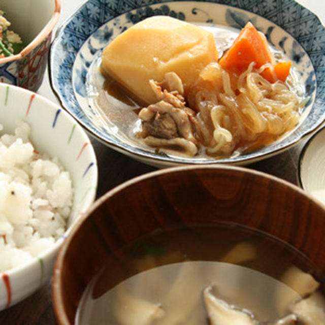 肉じゃが、春菊の白和えで朝ごはん