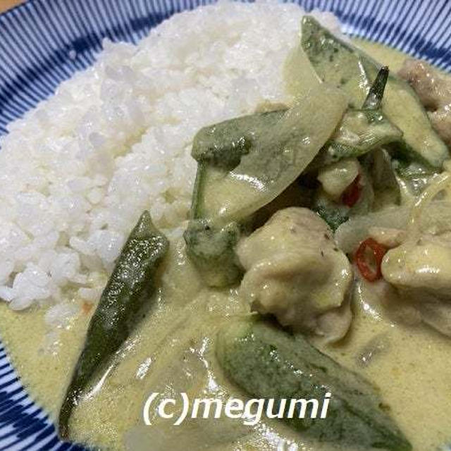 鶏肉とトマトとオクラのココナッツミルクカレー