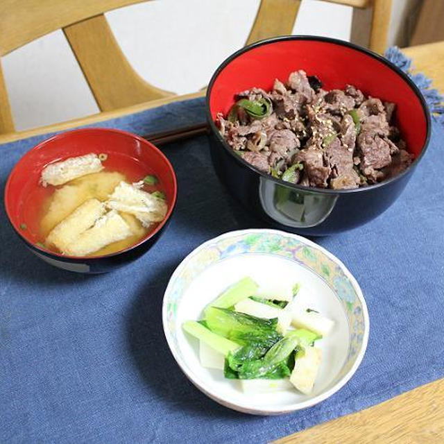 焼肉丼とチンゲン菜と長芋の炒めものでうちごはん（レシピ付)とモランボン「焼肉のたれ　まんてん」