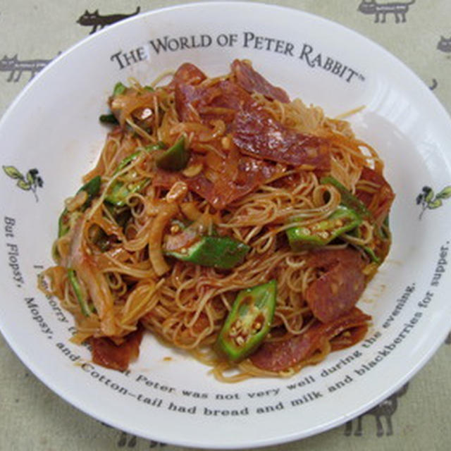 ドライソーセージとオクラの冷製トマトソースパスタ