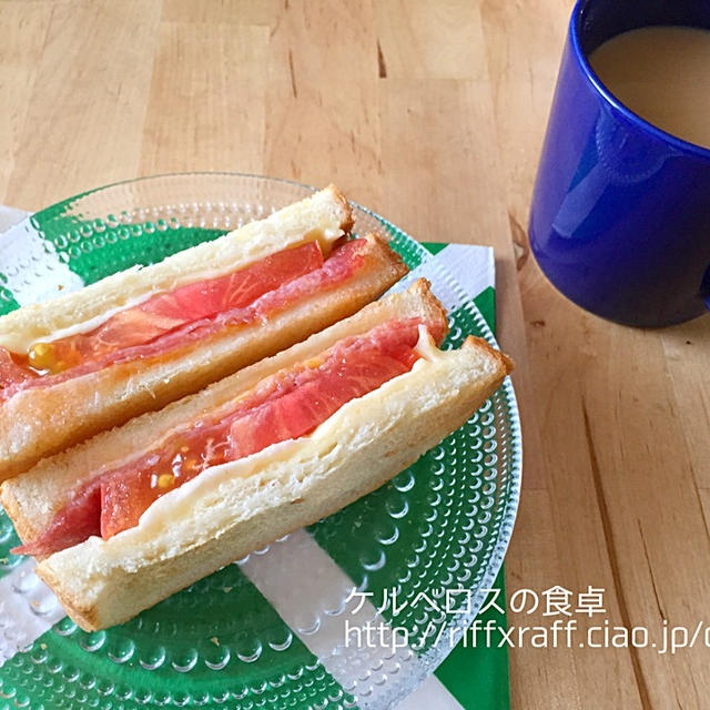 チーズとサラミとトマトのトーストサンド