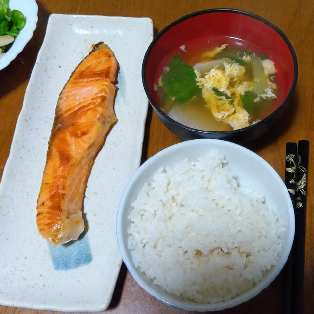 焼き鮭とキノコサラダと小松菜炒め