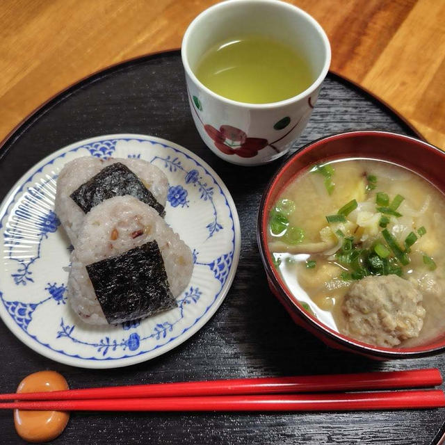 おにぎりとつみれの味噌汁