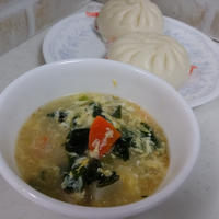 リケンのワカメスープシリーズ「焙煎ごまスープ」でたっぷり野菜スープと中華まん