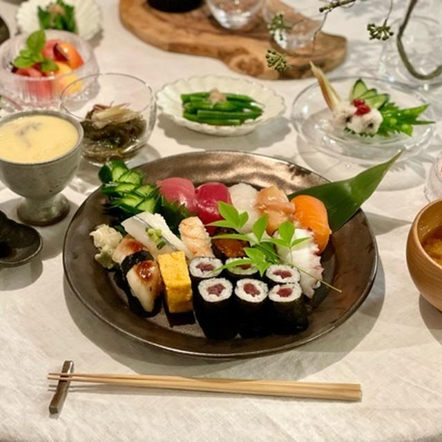 買ってきたお寿司や鱧などを並べただけなのに豪華になった夜ごはん