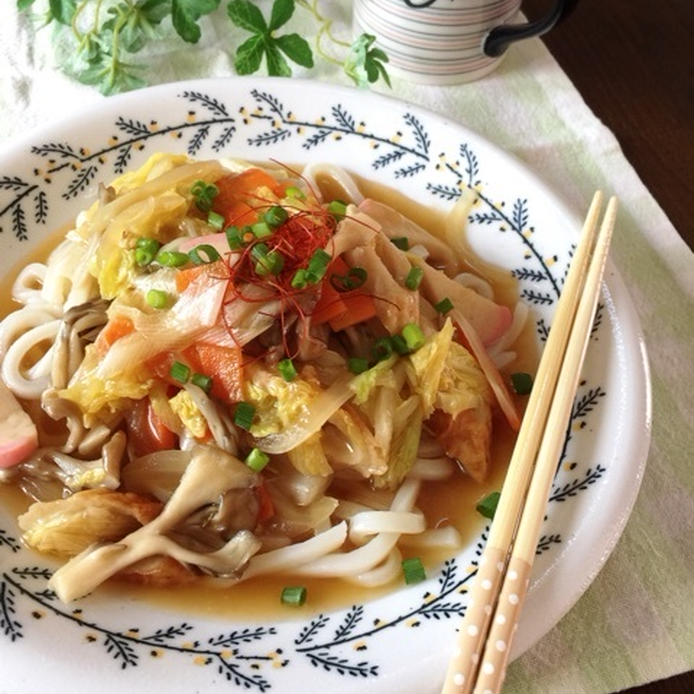 リーフ柄の皿に盛られているごちそうあんかけうどん