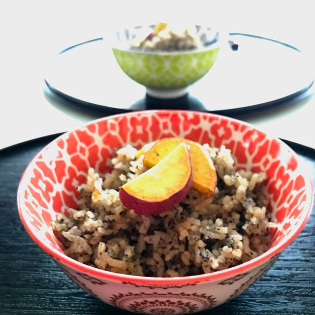 旬の香り♪調味料は八方だしのみ！『豚肉とさつまいもときのこの黒胡麻ご飯』