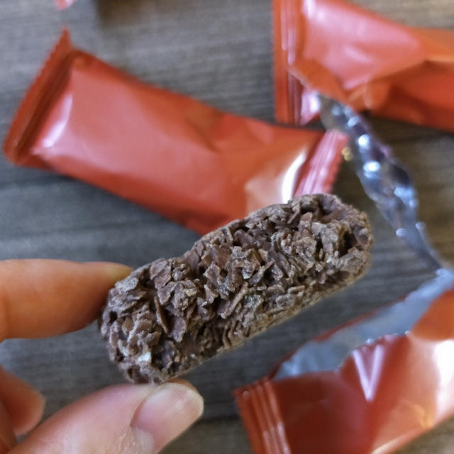 【業務スーパー】オーツチョコクランチ　ココア味はあっさり味で軽い食べ応え