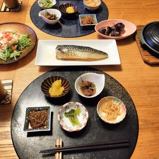 焼塩サバ、小松菜とお揚げのたまごとじ、ポテサラ、小鉢５品と小茄子の塩水漬で晩酌