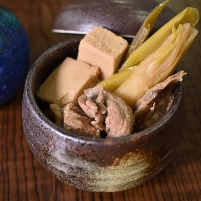 珍しい組み合わせ♪牛すじ肉と高野豆腐の煮物