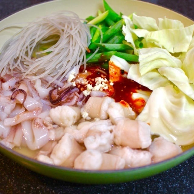 釜山式ナクチポックンを真似て、コプチャンとイカの韓国風辛い鍋