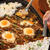 「残り野菜でOK！ホットプレートで野菜たっぷりキーマカレー！目玉焼きつき！」　コモリエ連載