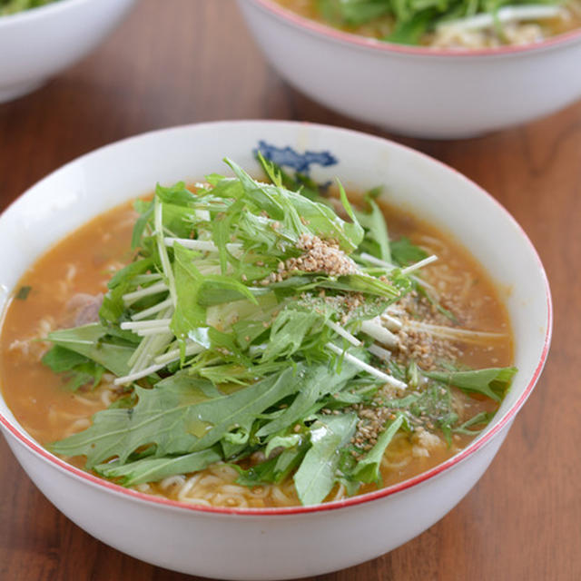 あんかけ辛みラーメンでインスタント麺の昼ごはん。