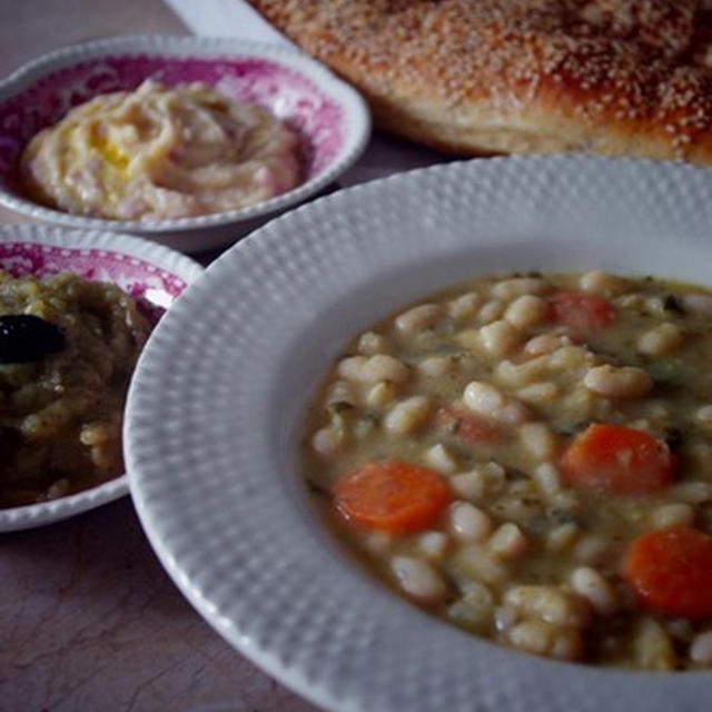白い豆スープと、ポテトのタラモサラタ