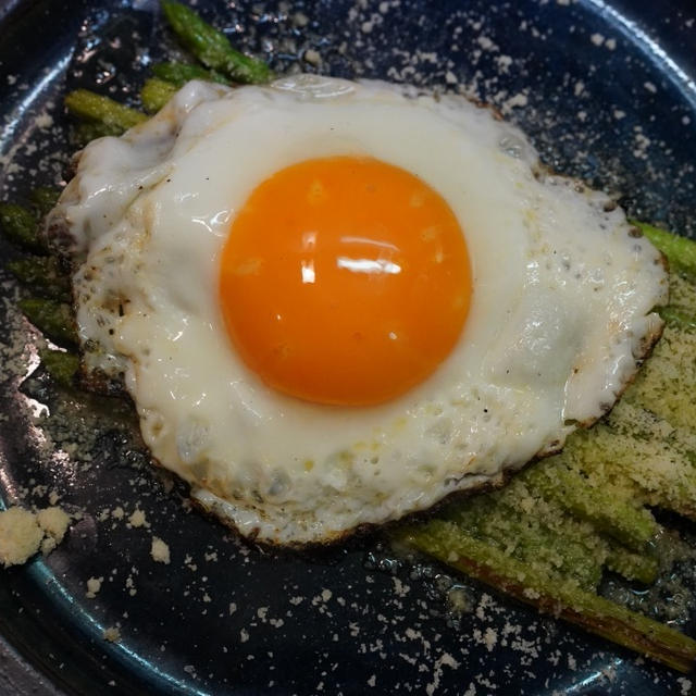 目玉焼きと粉チーズで食べる細アスパラガのソテー