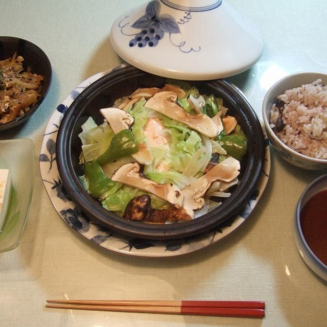 タジン鍋で　松茸と鮭のちゃんちゃん焼き