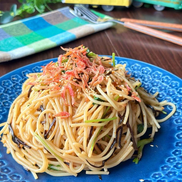 １０分完成ワンパンパスタ☆三つ葉のちょいピリ辛小エビ塩昆布パスタ