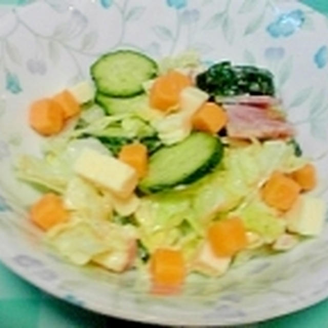 サイコロチーズ入り、濃厚で美味しい簡単なサラダ♪