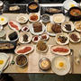 秋のソウル旅行⑩ テーブルいっぱいの小皿のおかず イェンナルチプ