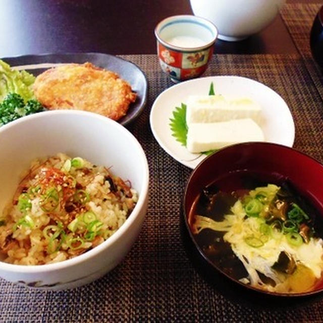 チーズのような塩麹漬け豆腐と炊き込みごはんと晩御飯もね♪