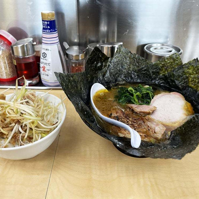 匠の百年らーめんを太麺で啜る 〜のり5枚・炙り煮豚・ネギチャーシュー丼〜