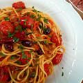 ごろ～んとトマトの入ったスパゲッティ・アッラ・プッタネスカ