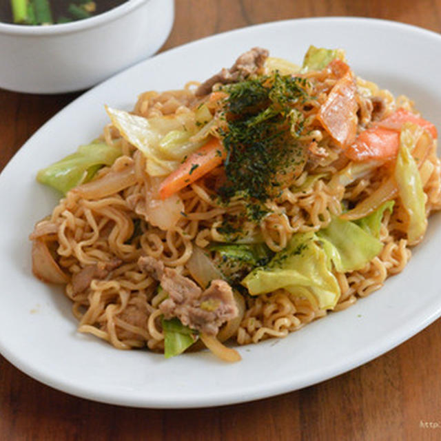 袋麺を焼きそばに、の昼ごはん。
