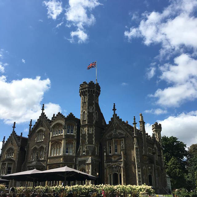 イギリスカントリーの良さを感じるマナーハウス「The Oakley Court」