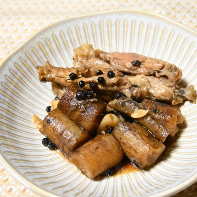 チキンスペアリブとごぼうの黒胡椒にんにく煮。圧力鍋に入れるだけでとっても簡単、ガツンと食べ応えある味のおつまみ。