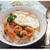 エビとトマトのバジル炒めのせエスニック風ご飯