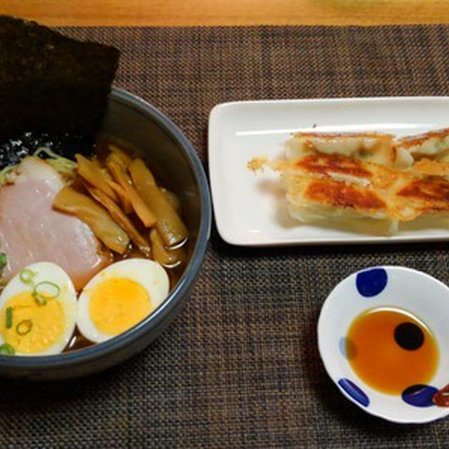 冷凍餃子の食べ比べ・・・手抜き献立の醤油ラーメンと焼き餃子♪・・♪