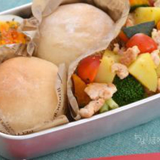 フォカッチャと野菜のお弁当。（食べる直前にかけて、つけて）