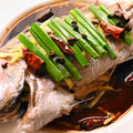 熱した油でジュッ！真鯛の中華風姿蒸し 和風調味料で作る「清蒸鮮魚」