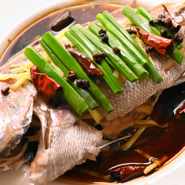 熱した油でジュッ！真鯛の中華風姿蒸し 和風調味料で作る「清蒸鮮魚」