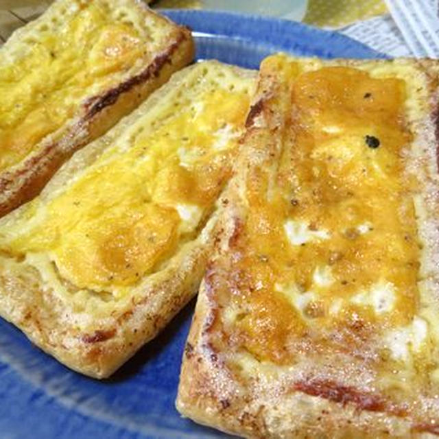 サックサクでジュワうま～♪　マヨチーズたまごの油揚げピザ