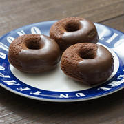 溶かして混ぜるだけ！ホットケーキミックスで作るチョコ焼きドーナツのレシピ