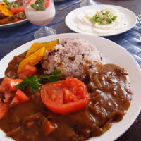 トマトとみつばの牛こまカレー