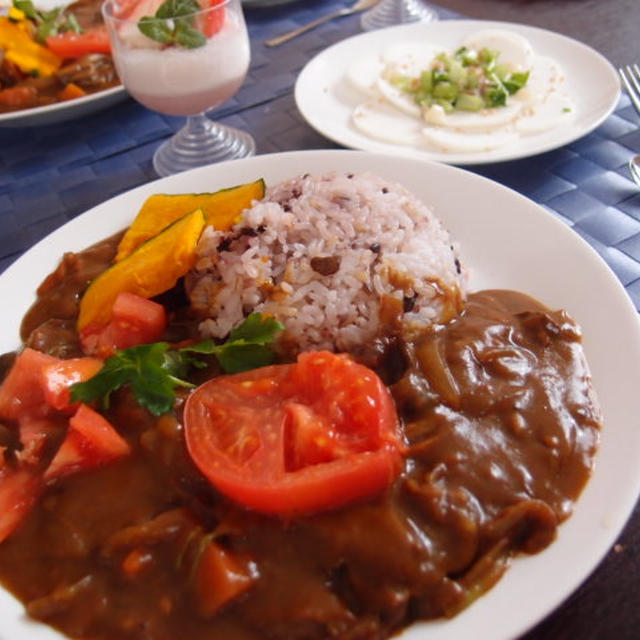 トマトとみつばの牛こまカレー