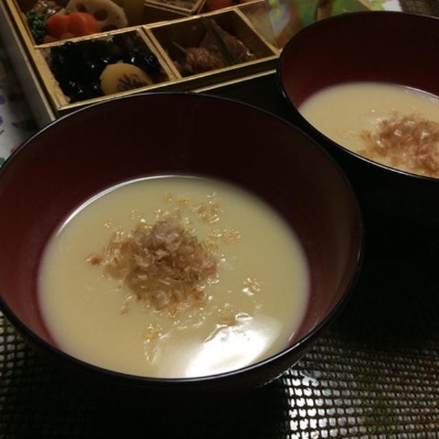 京都で、まる餅白みそ雑煮を作り食べる元日｜歩いて近所の氏神様に、初初詣で