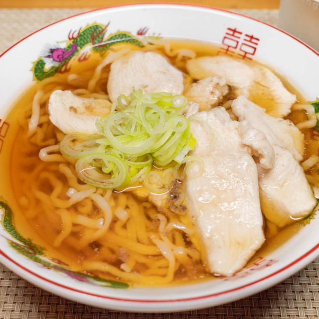 すっきりプルルン茹で鶏胸肉の醤油ラーメン