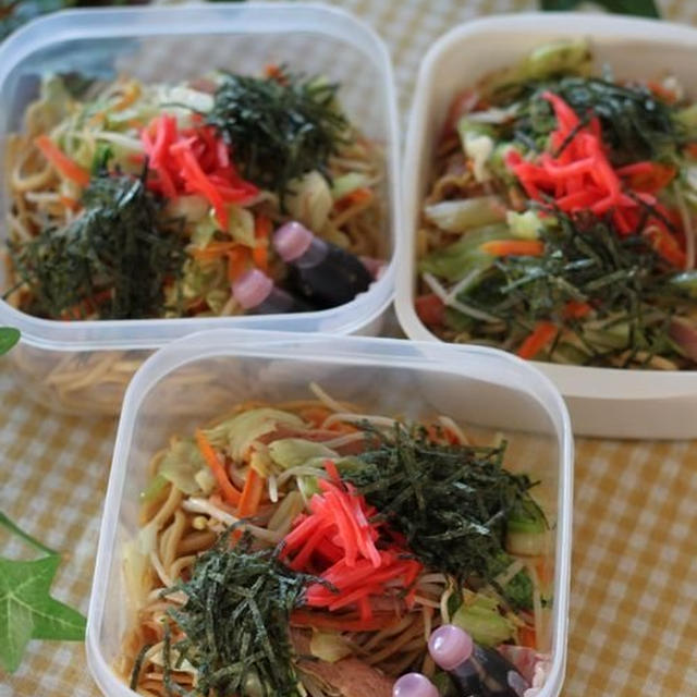 お弁当にもv(o´ з`o)後がけソース焼きそば　☆　醤油麹納豆♪
