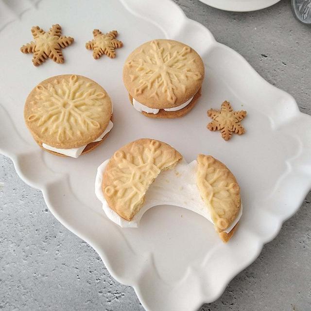 雪の結晶模様の マシュマロサンドクッキー