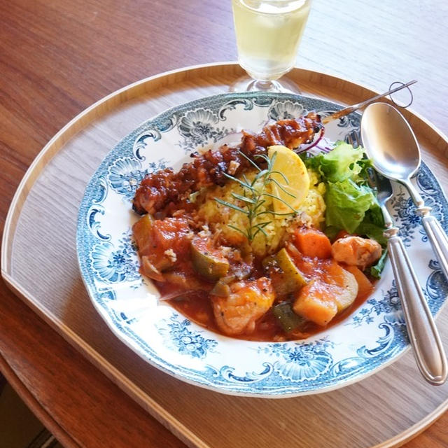 時短でおいしい鶏肉料理！串焼きサテとトマト煮込みのワンプレート（レシピ有　＠PR含）